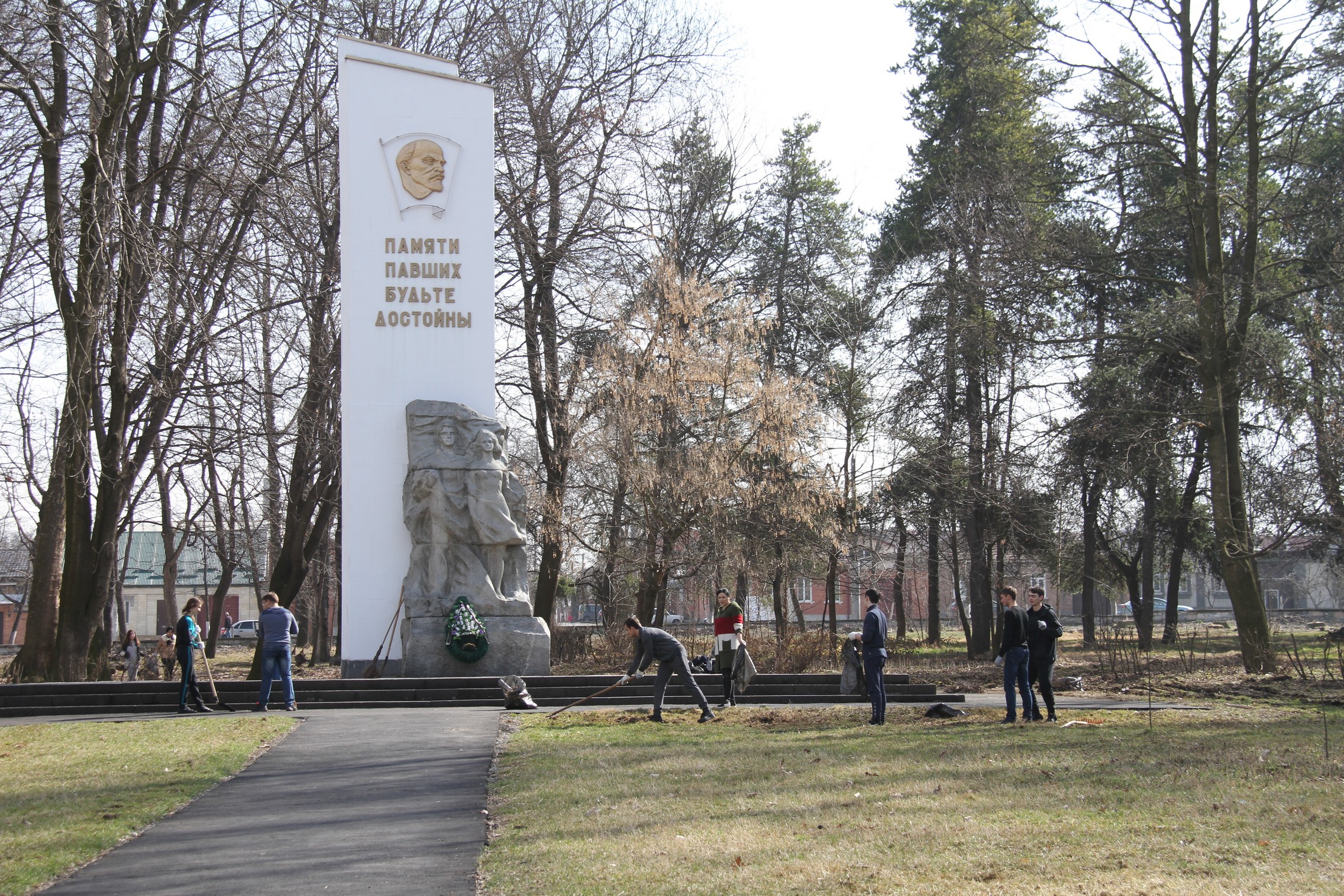 Комсомол парк. Комсомольский парк Владикавказ. Комсомольского парка Владикавказ. Комсомольский парке памятник Владикавказ. Комсомольский парк Пятигорск.